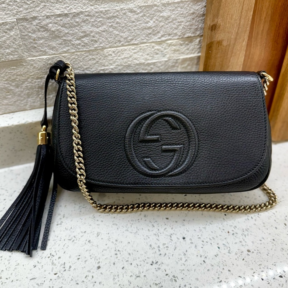 Pre-owned Gucci SoHo Flap Crossbody Bag Black Pebbled Leather